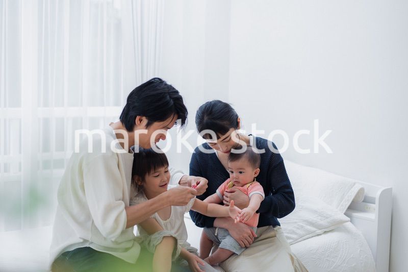 子どもたちと遊ぶファミリー