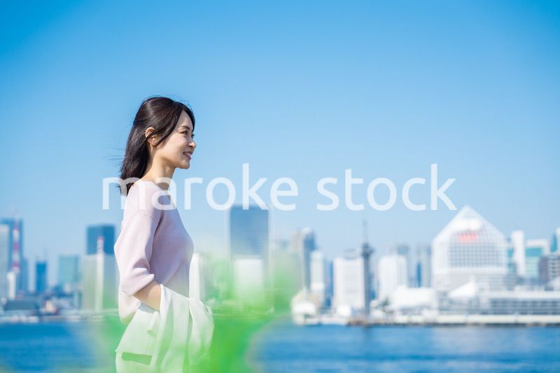 ジャケットを脱いで外を歩くビジネスウーマン