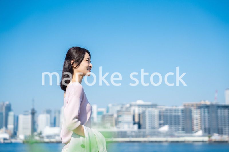 ジャケットを脱いで外を歩くビジネスウーマン