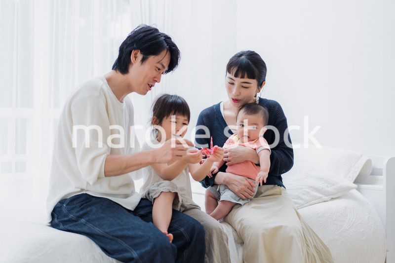 子どもたちと遊ぶファミリー