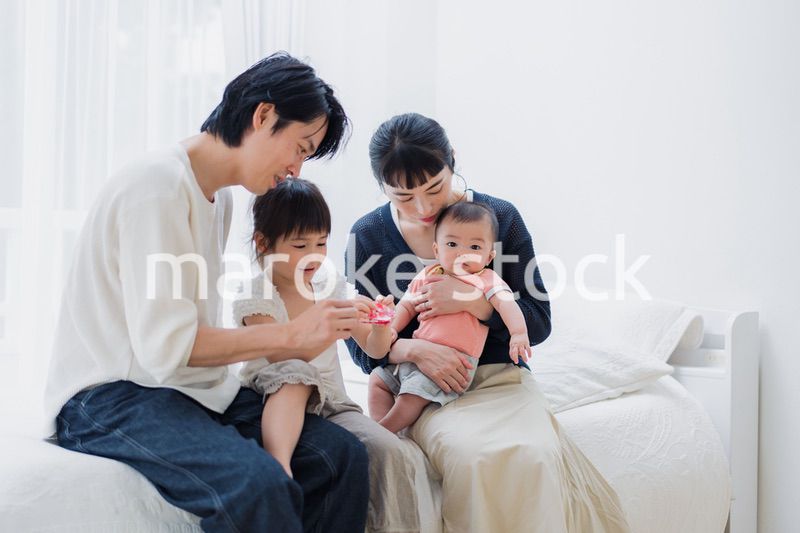 子どもたちと遊ぶファミリー