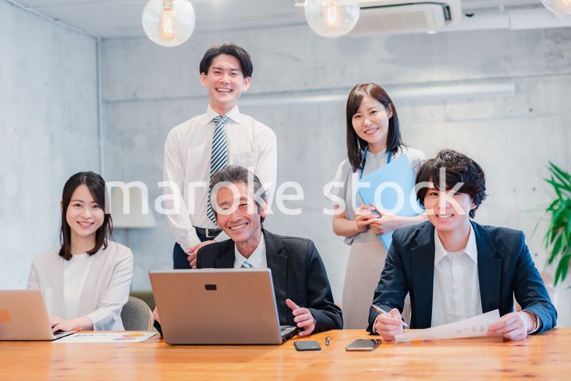 オフィスで楽しく働くビジネスパーソン