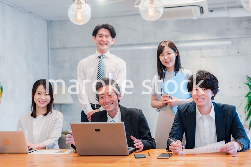 オフィスで楽しく働くビジネスパーソン