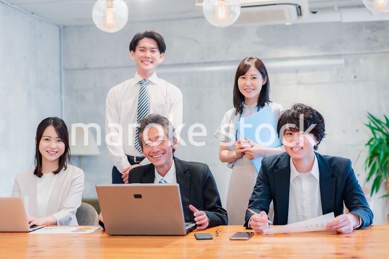 オフィスで楽しく働くビジネスパーソン