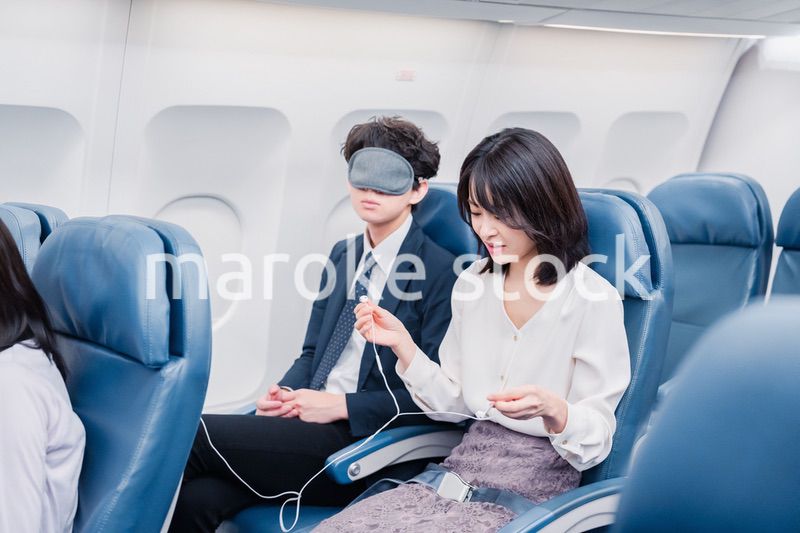 機内エンターテイメントを使う乗客