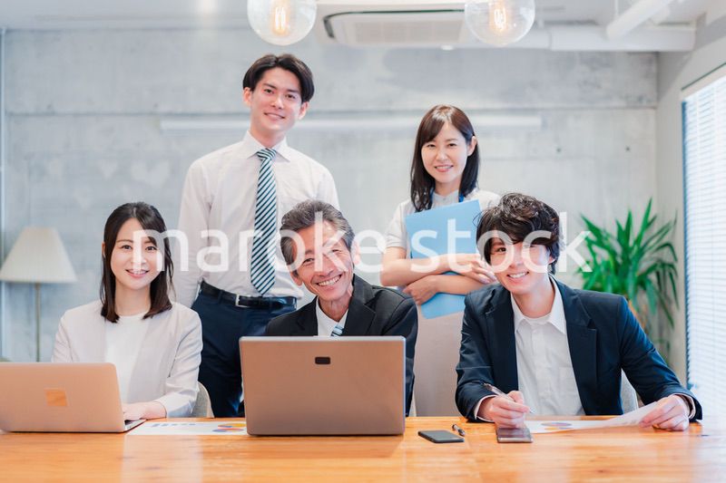 オフィスで楽しく働くビジネスパーソン