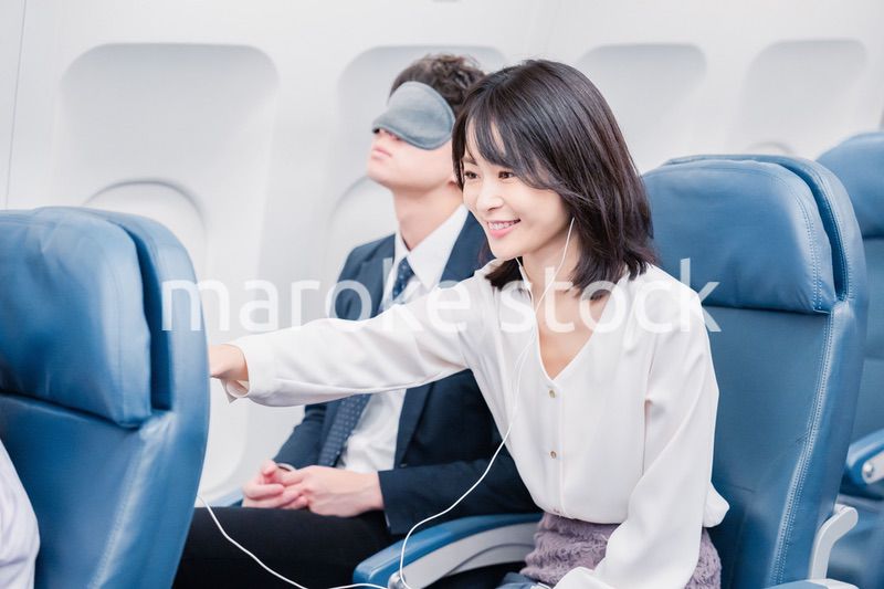 機内エンターテイメントを使う乗客