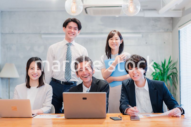 オフィスで楽しく働くビジネスパーソン