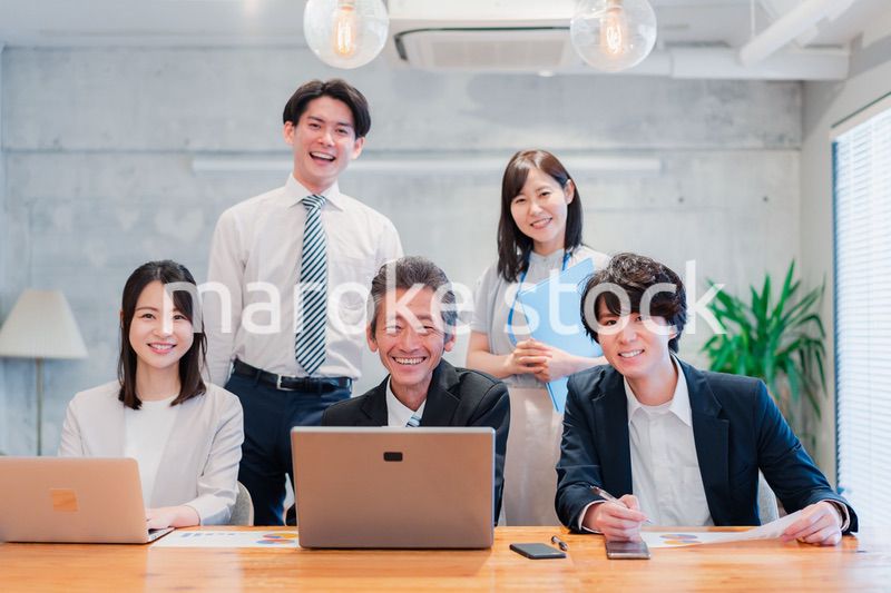 オフィスで楽しく働くビジネスパーソン