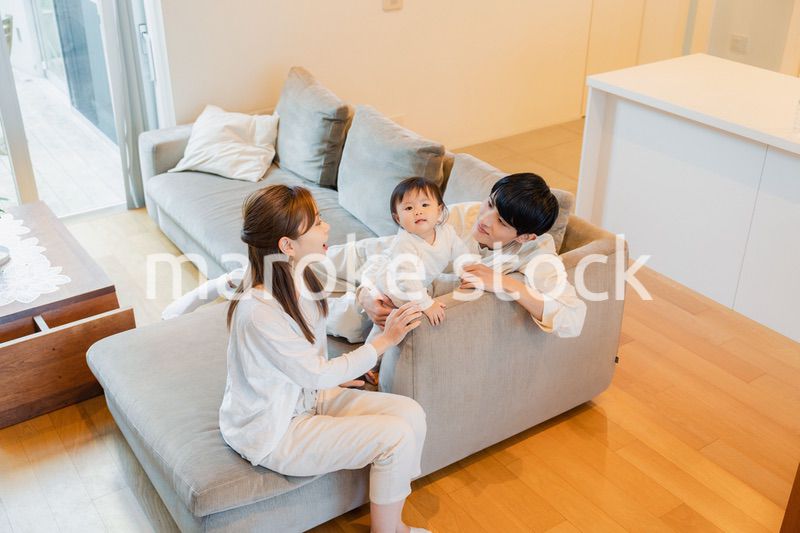 赤ちゃんとお家で過ごす幸せなファミリー