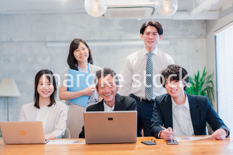 オフィスで楽しく働くビジネスパーソン