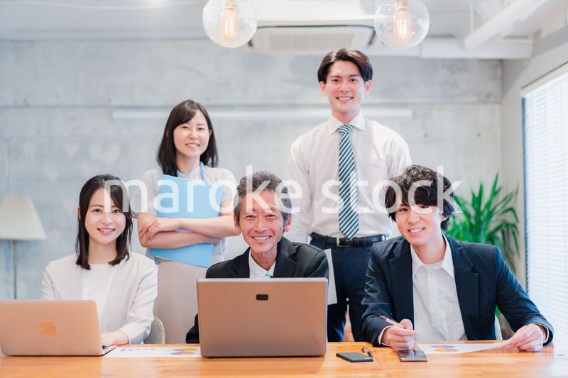 オフィスで楽しく働くビジネスパーソン