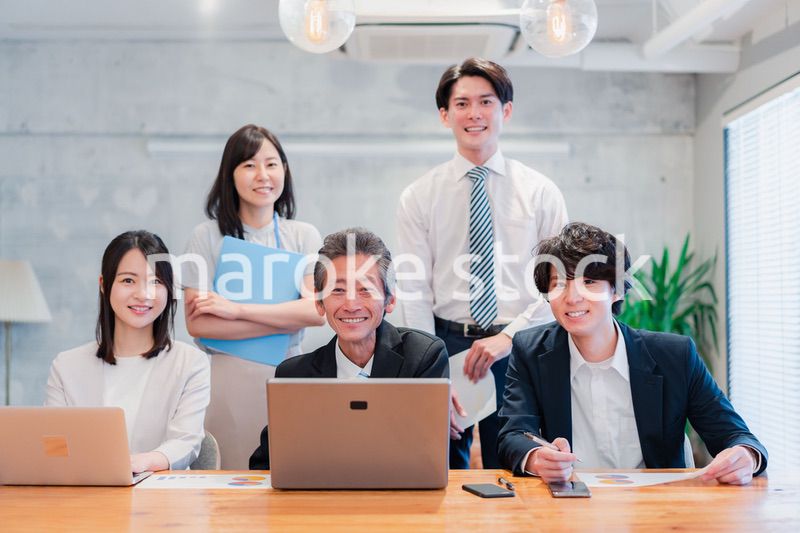 オフィスで楽しく働くビジネスパーソン