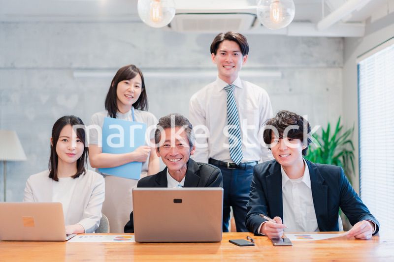 オフィスで楽しく働くビジネスパーソン