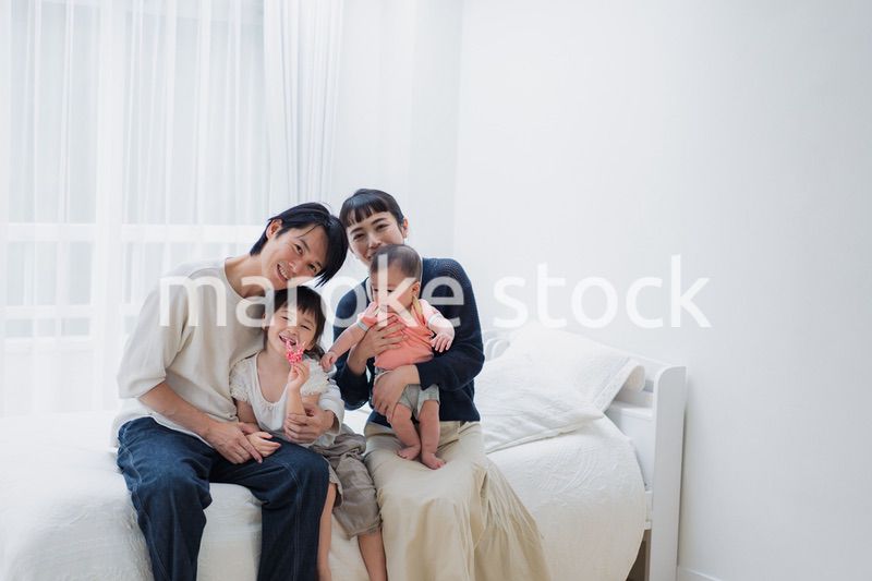 子どもたちと遊ぶファミリー