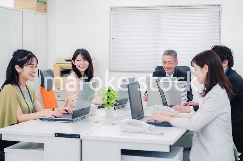 オフィスで楽しく働くビジネスパーソン