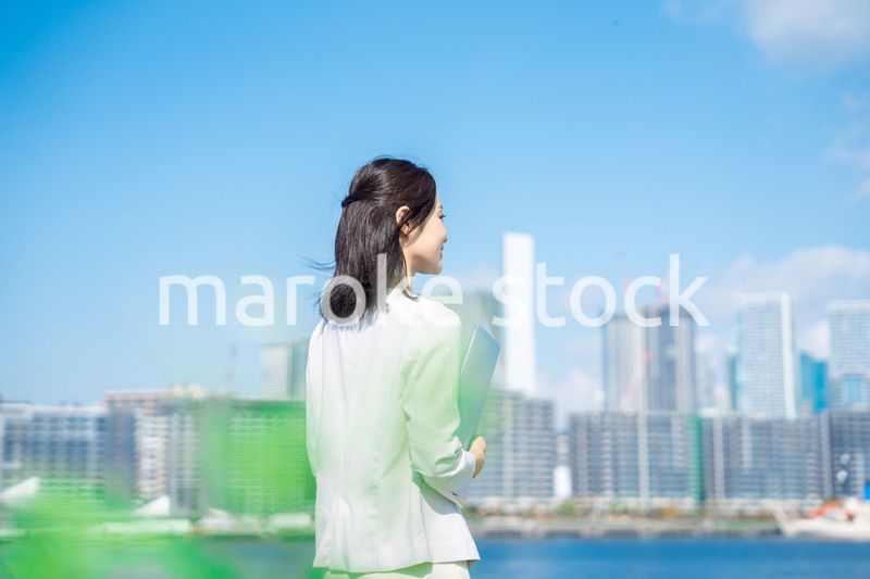 外を歩くビジネスウーマン