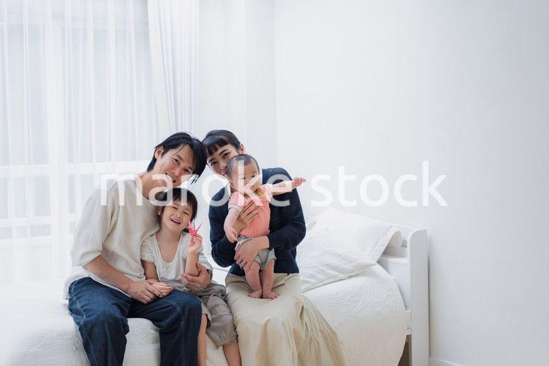 子どもたちと遊ぶファミリー