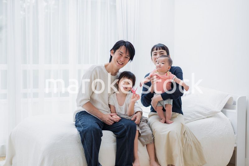 子どもたちと遊ぶファミリー