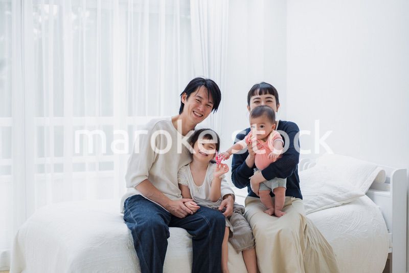 子どもたちと遊ぶファミリー