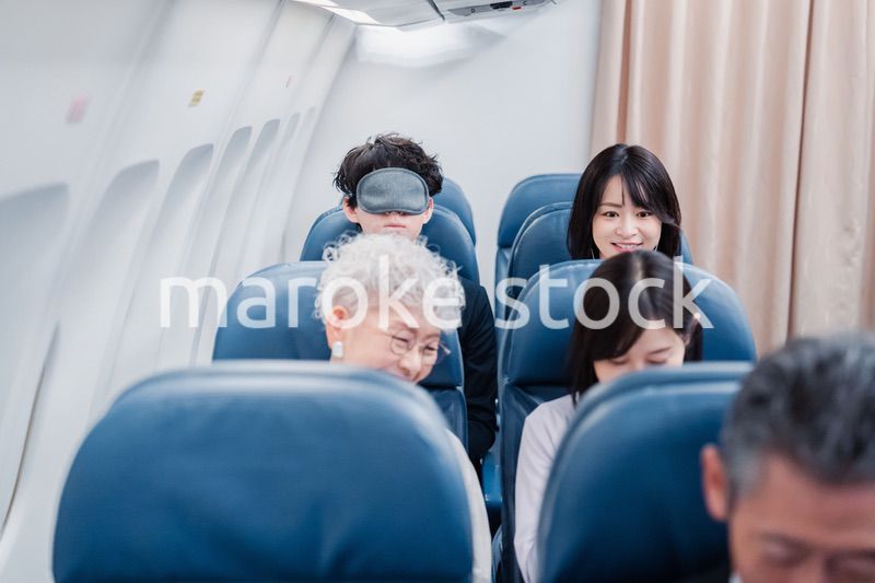 飛行機で移動する乗客