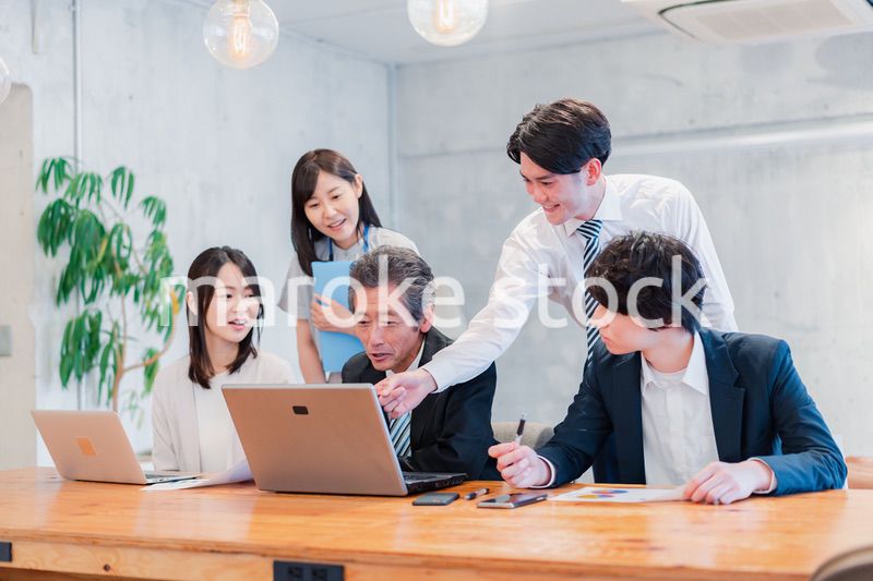 オフィスで楽しく働くビジネスパーソン