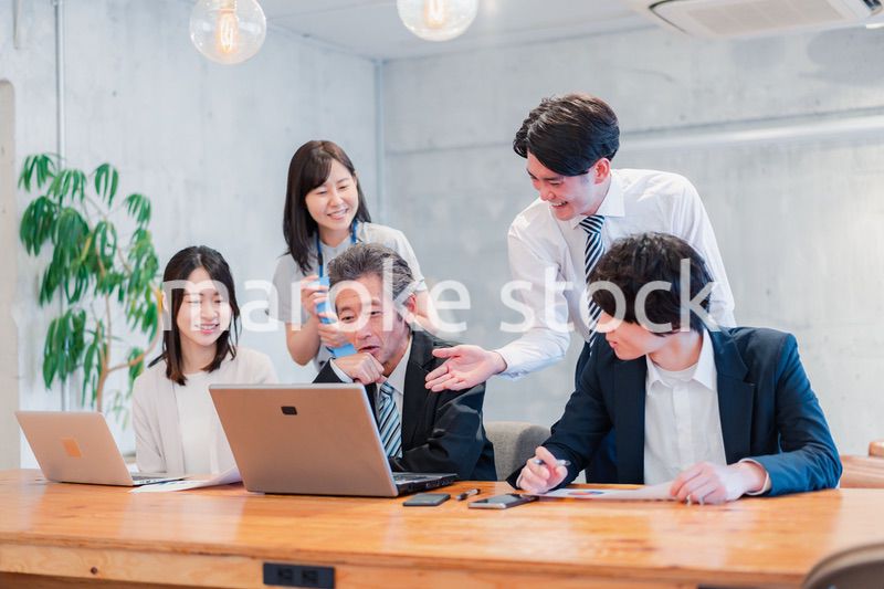 オフィスで楽しく働くビジネスパーソン