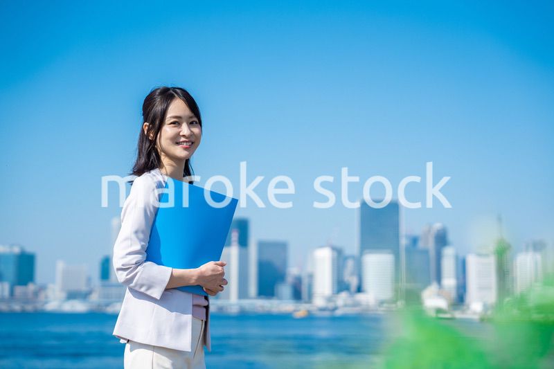 書類を持って外を歩くビジネスウーマン