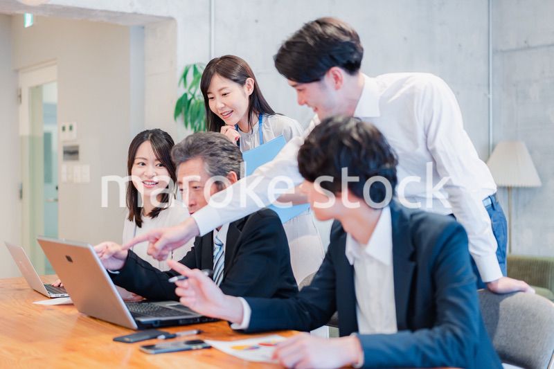 オフィスで楽しく働くビジネスパーソン