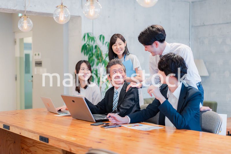 オフィスで楽しく働くビジネスパーソン