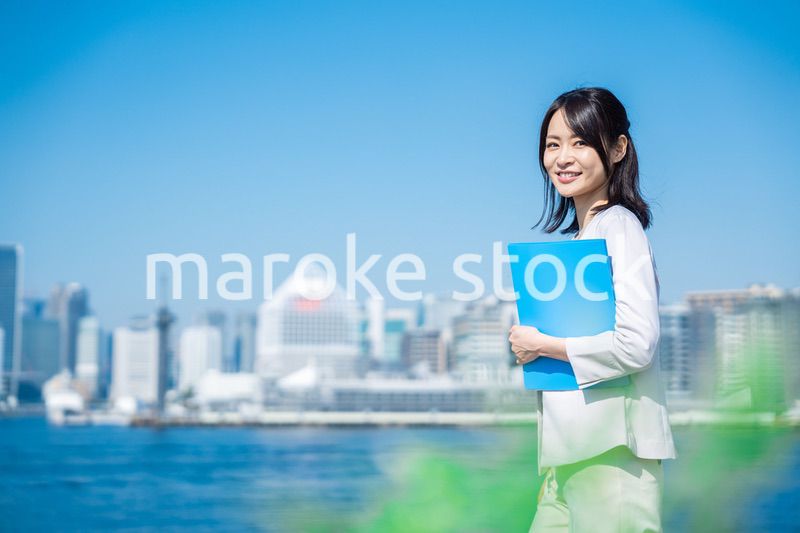 書類を持って外を歩くビジネスウーマン