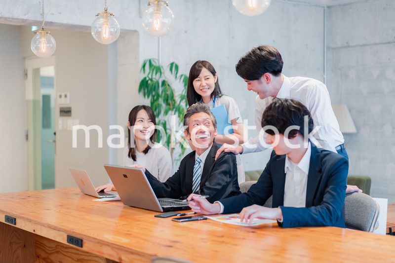 オフィスで楽しく働くビジネスパーソン