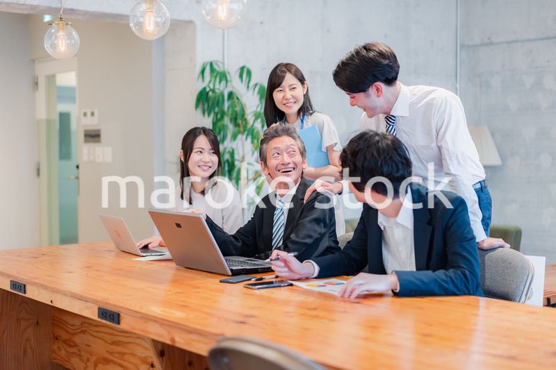 オフィスで楽しく働くビジネスパーソン