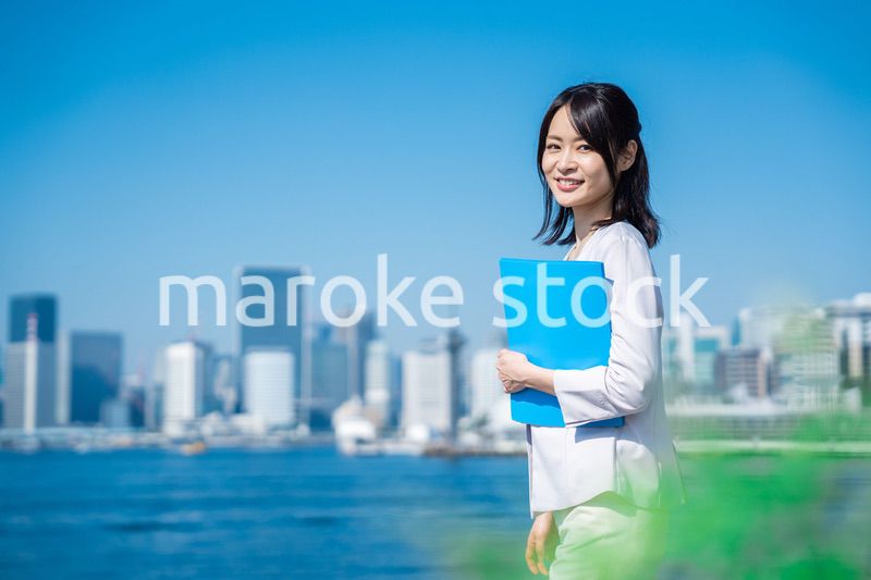 書類を持って外を歩くビジネスウーマン