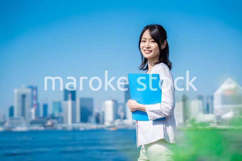 書類を持って外を歩くビジネスウーマン