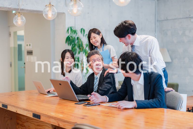 オフィスで楽しく働くビジネスパーソン