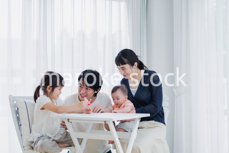 子どもたちと遊ぶファミリー