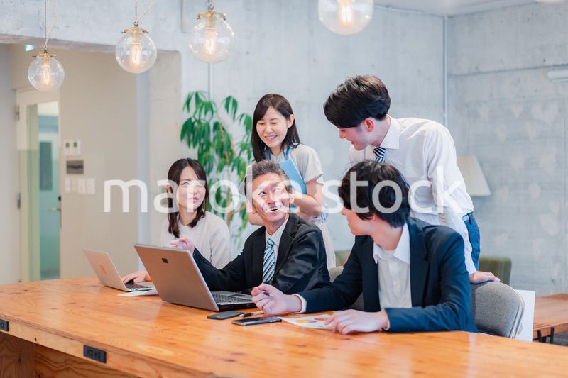 オフィスで楽しく働くビジネスパーソン