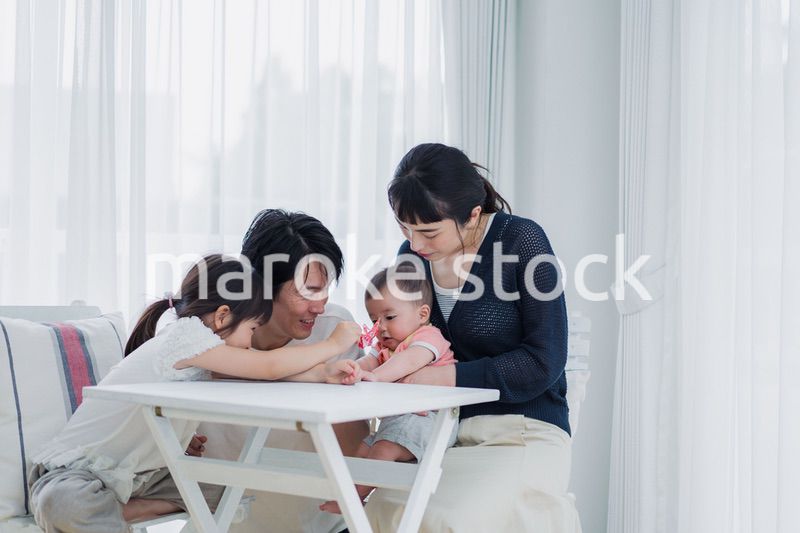 子どもたちと遊ぶファミリー