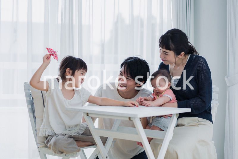 子どもたちと遊ぶファミリー