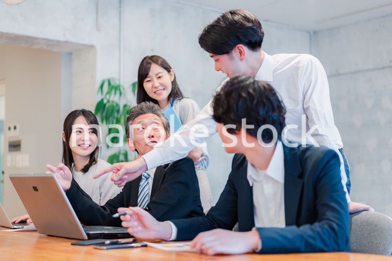 オフィスで楽しく働くビジネスパーソン