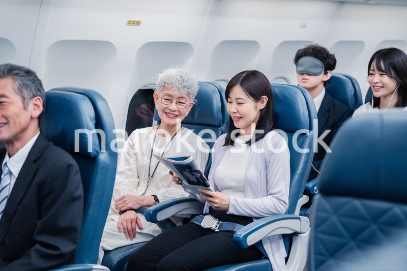 飛行機で移動する乗客