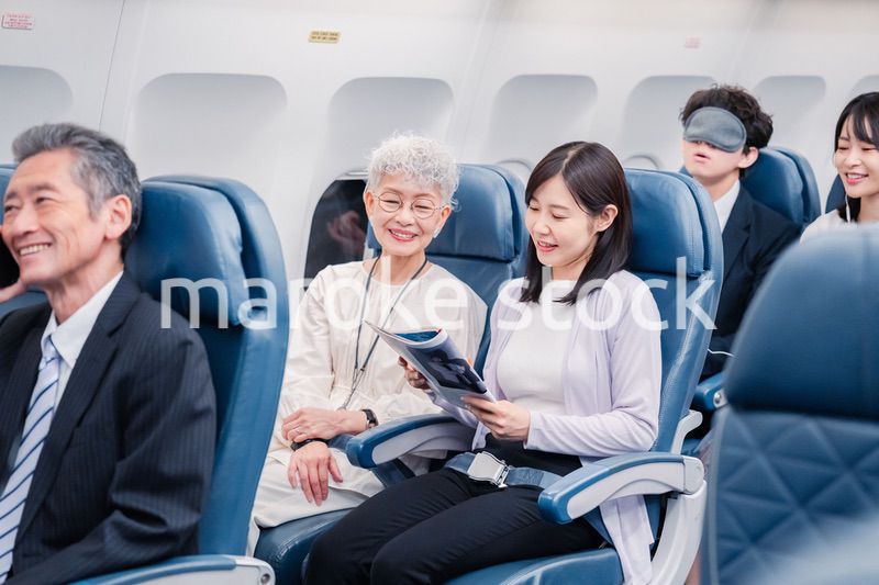 飛行機の機内で過ごす乗客