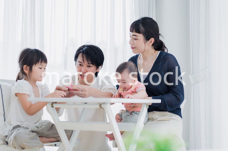 子どもたちと遊ぶファミリー