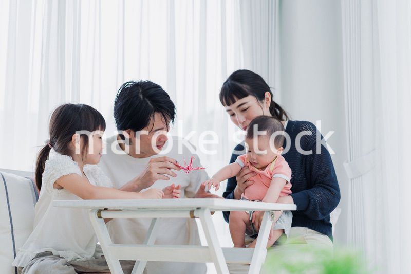 子どもたちと遊ぶファミリー