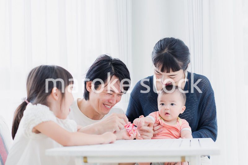 子どもたちと遊ぶファミリー