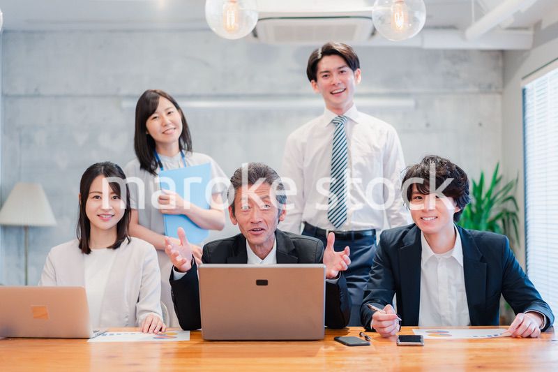 オフィスで楽しく働くビジネスパーソン