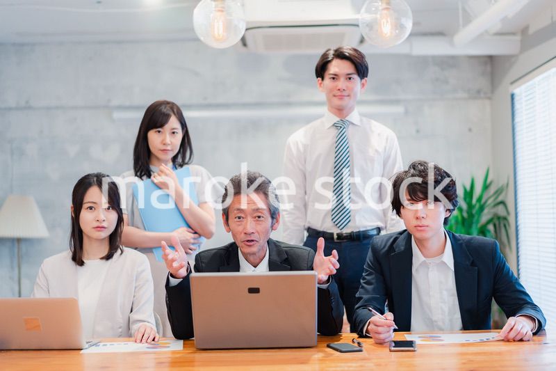 オフィスで楽しく働くビジネスパーソン