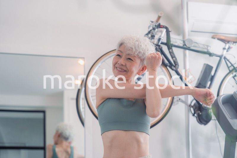 ジムで鍛えるシニアの女性