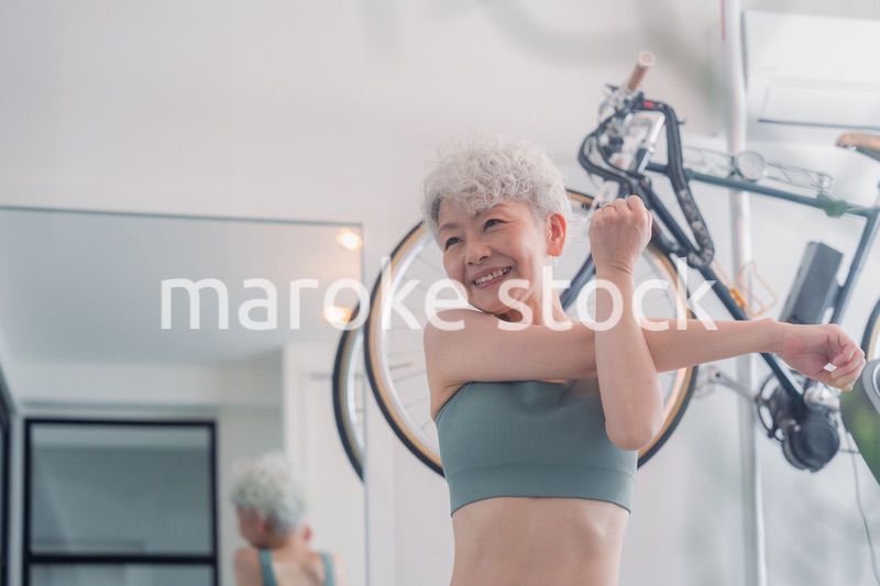 ジムで鍛えるシニアの女性